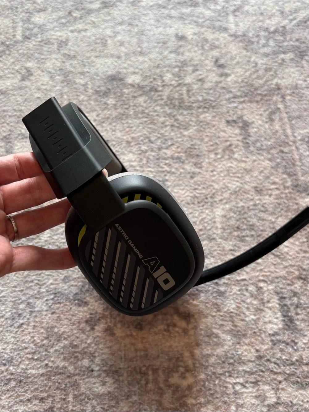 Wireless Gaming Headset with Gray Ear Cushions and Black Frame